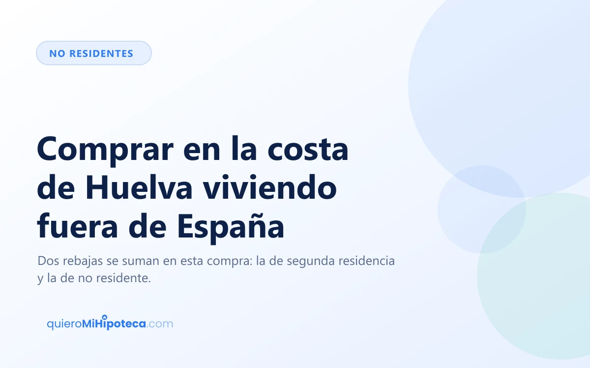 Playa de la costa de Huelva con edificios de apartamentos al fondo