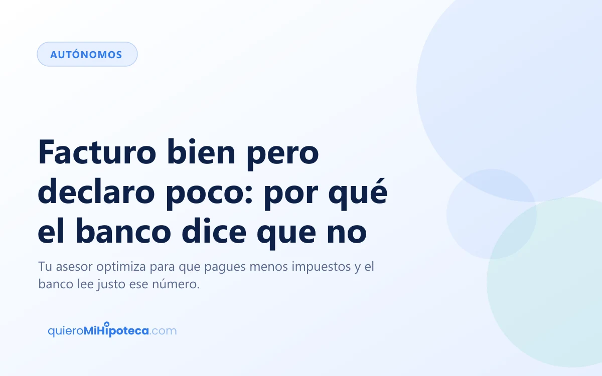 Carpeta con declaraciones de la renta y una taza sobre un escritorio