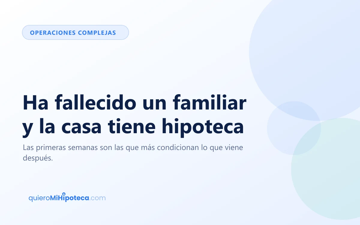 Sobre con documentos y unas llaves sobre una mesa de madera