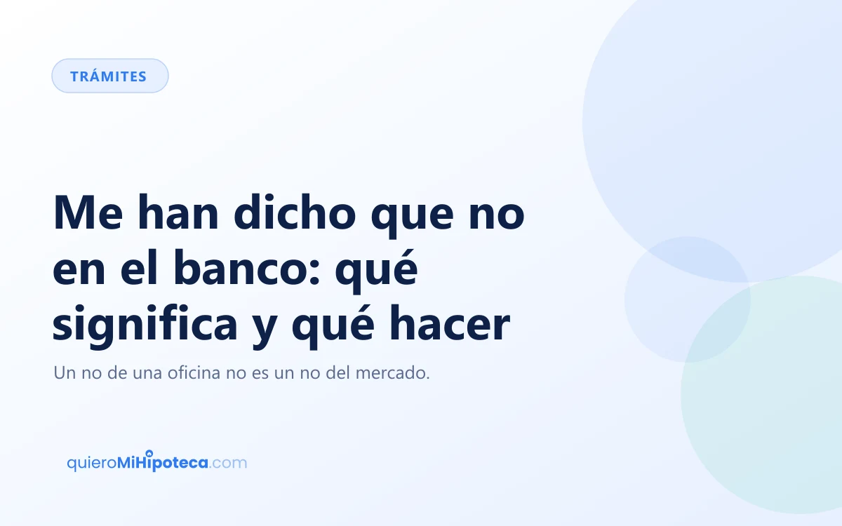 Persona revisando documentos en la mesa de una oficina bancaria