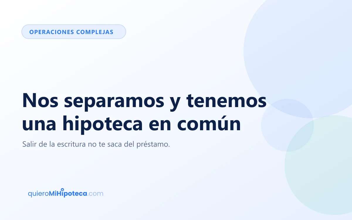Dos juegos de llaves separados sobre una mesa junto a documentos