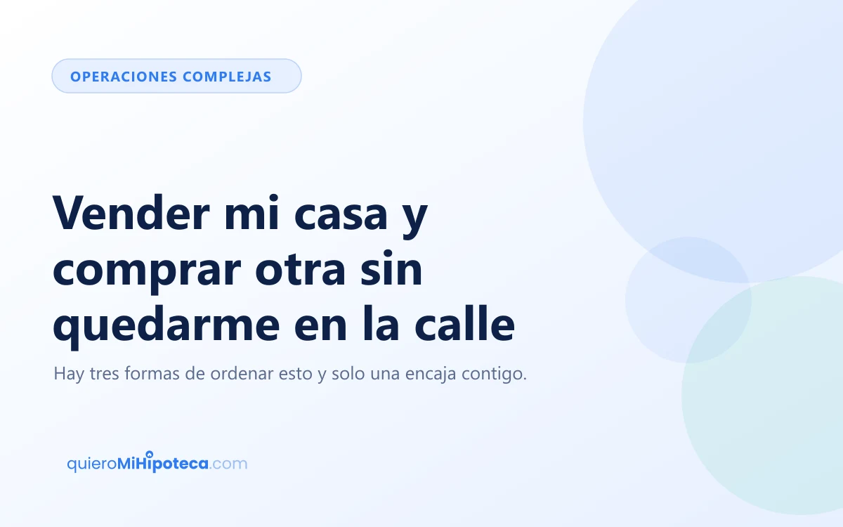 Cajas de mudanza apiladas en el salón vacío de una vivienda